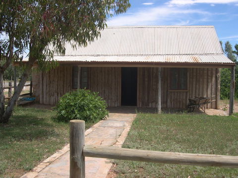 Early Settlers Cottage (Solly's Hut) - Melbourne Tourism 0