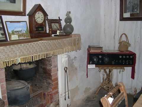 Early Settlers Cottage (Solly's Hut) - Melbourne Tourism 1