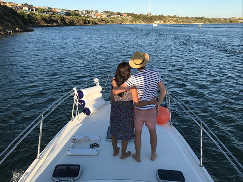 Cruising The  Swan River In At Sunset With Boutique Cruise - Melbourne Tourism 2