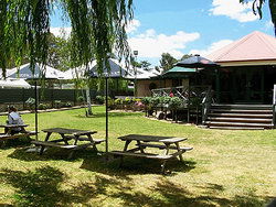 Oakbank Hotel - Melbourne Tourism 3