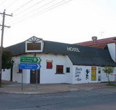 Black Lion Inn Hotel - Melbourne Tourism