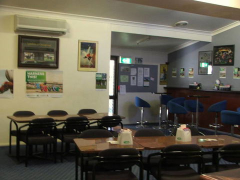 Old Bar Tavern - Melbourne Tourism 4