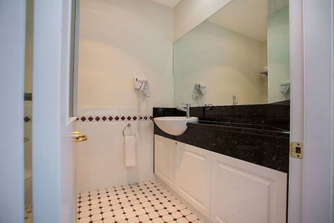 Quality Hotel Bentinck - Melbourne Tourism 6