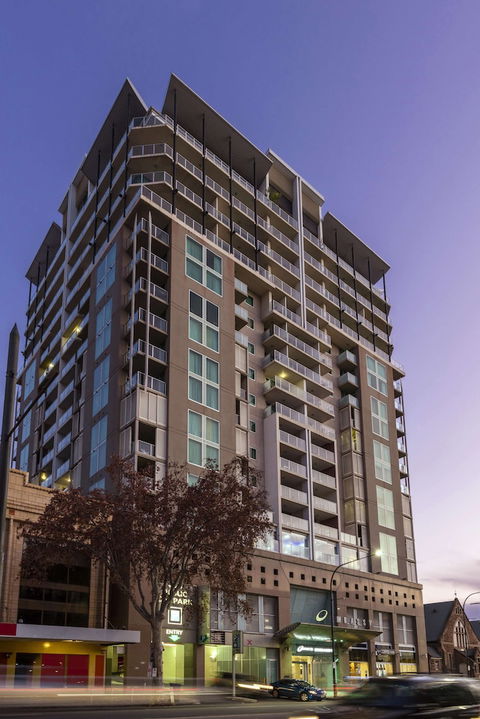 Oaks Adelaide Embassy Suites - Melbourne Tourism 2