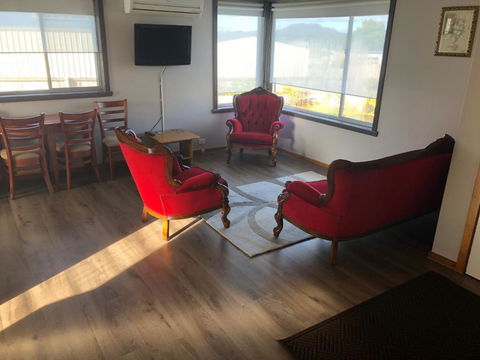 Waratah Falls Holiday Unit - Melbourne Tourism 6