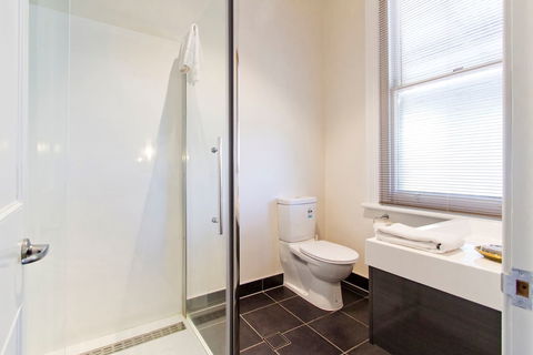 Deloraine Hotel - Melbourne Tourism 1