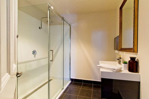 Deloraine Hotel - Melbourne Tourism 4