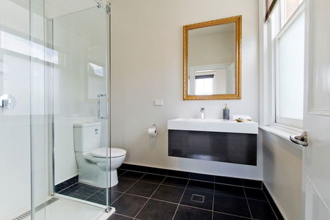 Deloraine Hotel - Melbourne Tourism 2