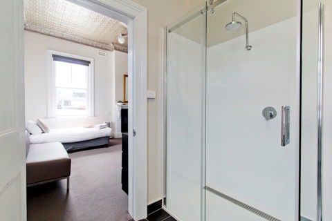 Deloraine Hotel - Melbourne Tourism 5