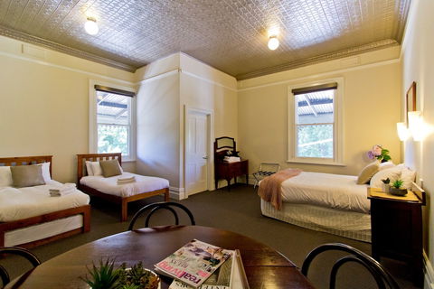 Deloraine Hotel - Melbourne Tourism 3