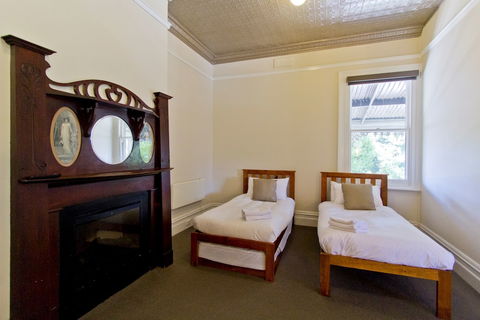 Deloraine Hotel - Melbourne Tourism 0