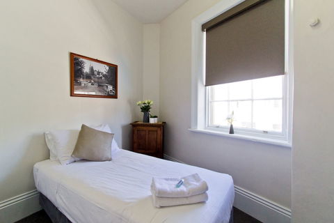 Deloraine Hotel - Melbourne Tourism 6