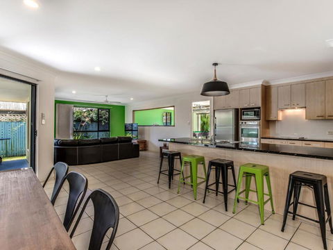 Coolum Waves Pet Friendly Holiday House - Melbourne Tourism 6