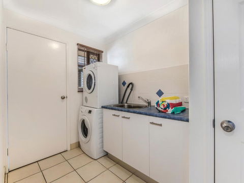 Coolum Waves Pet Friendly Holiday House - Melbourne Tourism 4