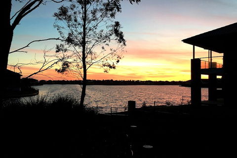Deluxe Lake View House - Melbourne Tourism 3