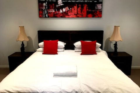 Deluxe Lake View House - Melbourne Tourism 0