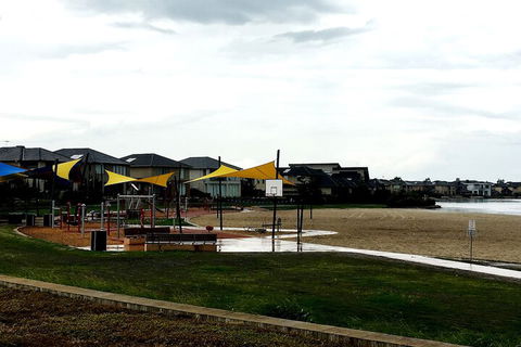 Deluxe Lake View House - Melbourne Tourism 5