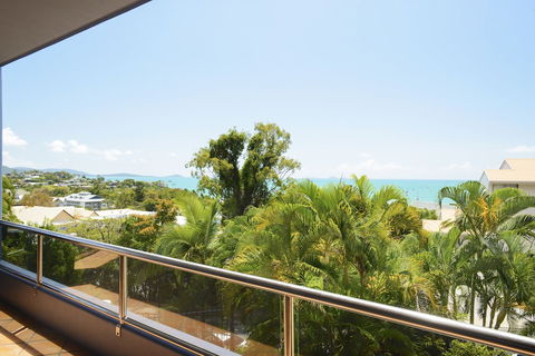 Airlie Harbour 3 Bedroom Apartment - Melbourne Tourism 1