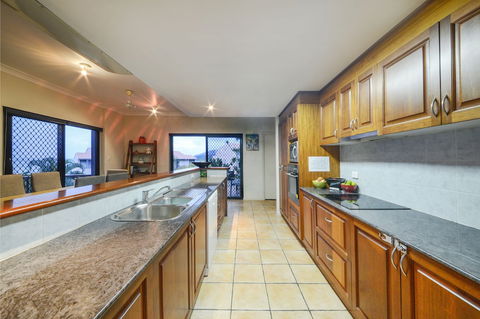 Airlie Harbour 3 Bedroom Apartment - Melbourne Tourism 5