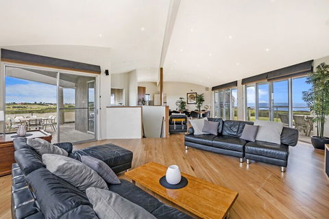 HEARNS BEACH HOUSE - Melbourne Tourism 1