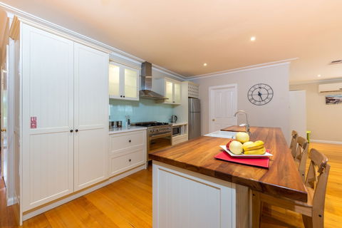 Lovely 5BR House Walk To Train And Shops - Melbourne Tourism 2