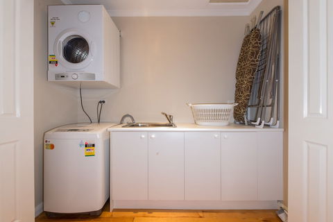 Lovely 5BR House Walk To Train And Shops - Melbourne Tourism 0