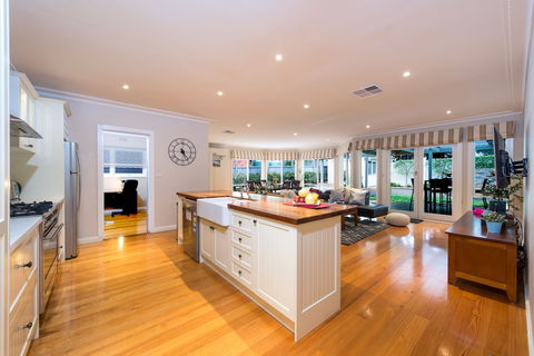 Lovely 5BR House Walk To Train And Shops - Melbourne Tourism 3