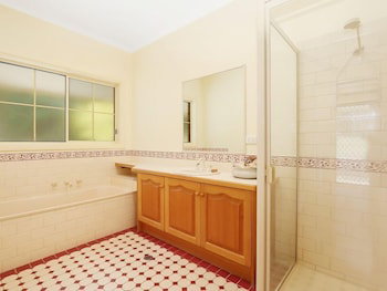 Alpine Mist - Spacious 5 Bedroom Home - Melbourne Tourism 6
