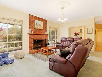 Alpine Mist - Spacious 5 Bedroom Home - Melbourne Tourism 4