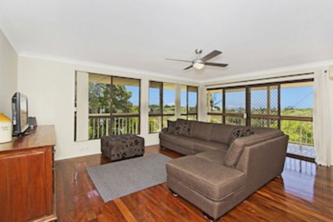 KINGSCLIFF HOLIDAY HOME On The HILL SYDS VIEW - Melbourne Tourism 0