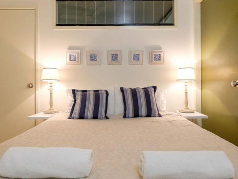 Claytons On Cylinder Beach Front - Melbourne Tourism 5