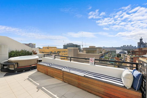 Darling Harbour Penthouse Views & Hot Tub - Melbourne Tourism 1