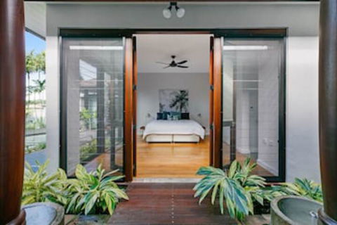 ESPRIT 2 PALM COVE BRAND NEW - Melbourne Tourism 2