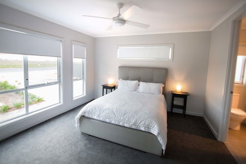 Wellington Lake Retreat - Melbourne Tourism 4