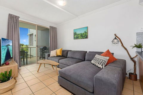 BEACH BLISS LUXURIOUS APARTMENT With POOL - Melbourne Tourism 3
