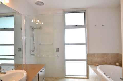 LA MER Centrally Located Free Wifi - Melbourne Tourism 6