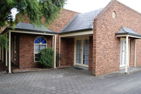 Arkana Motor Inn & Terrace Apartments - Melbourne Tourism 1