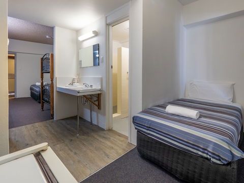 Banjo Paterson Inn - Melbourne Tourism 1