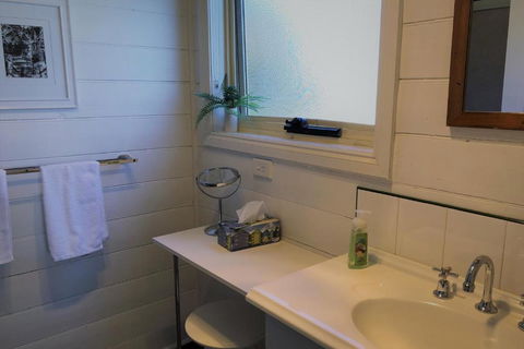 BURGESS COTTAGE King Bed For Couples - Melbourne Tourism 3