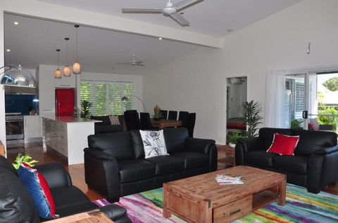10 Double Island Drive Modern Family Home Centrally Located Swimming Pool & Outdoor Area - Melbourne Tourism 4