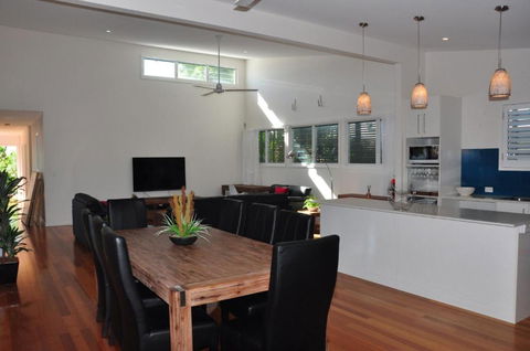 10 Double Island Drive Modern Family Home Centrally Located Swimming Pool & Outdoor Area - Melbourne Tourism 3