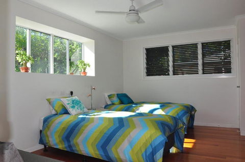 10 Double Island Drive Modern Family Home Centrally Located Swimming Pool & Outdoor Area - Melbourne Tourism 2