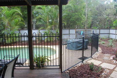 1 Naiad Court Lowset Family Home With Swimming Pool & Covered Deck. Pet Friendly - Melbourne Tourism 4