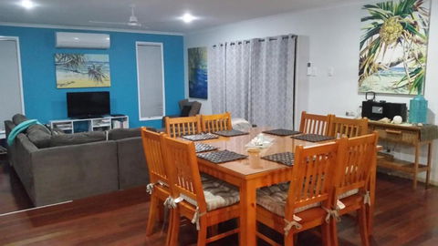 1 Naiad Court Lowset Family Home With Swimming Pool & Covered Deck. Pet Friendly - Melbourne Tourism 1