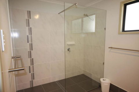 1 Naiad Court Lowset Family Home With Swimming Pool & Covered Deck. Pet Friendly - Melbourne Tourism 2