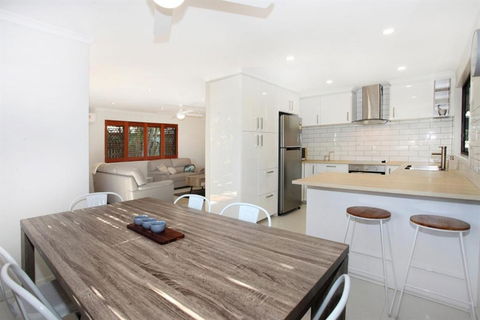 FABULOUS HOLIDAY HIDEAWAY COOLUM BEACH - Melbourne Tourism 6
