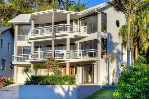 BEACHSIDE MANOR Walk To The Beach - Melbourne Tourism 4