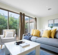 Spacious Lovely Home In Point Cook - Melbourne Tourism