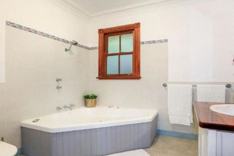 Treetops Elegant Inviting Designer Cedar Home - Melbourne Tourism 4