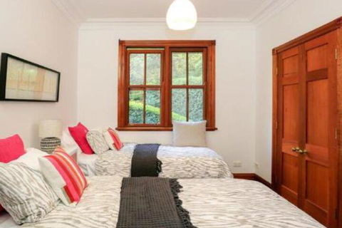 Treetops Elegant Inviting Designer Cedar Home - Melbourne Tourism 3